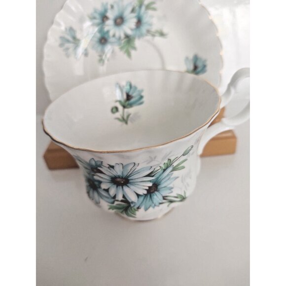 Royal Albert Montrose shape Cup and Saucer set Marguerite Pattern 1980's - Picture 3 of 16